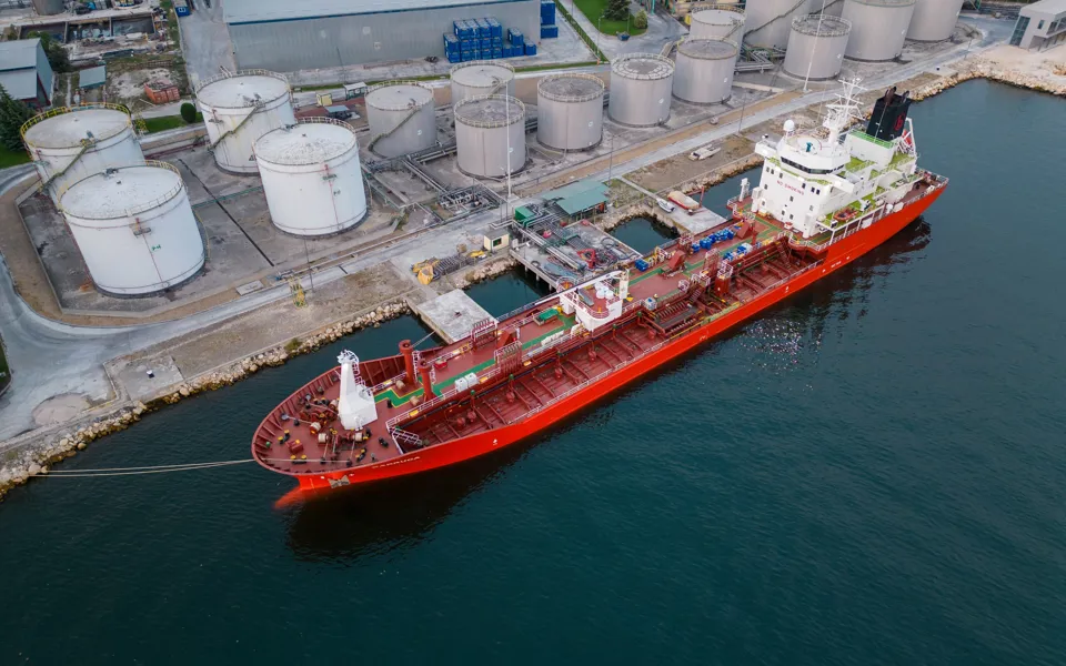 Ship Refuelling 2369594009
