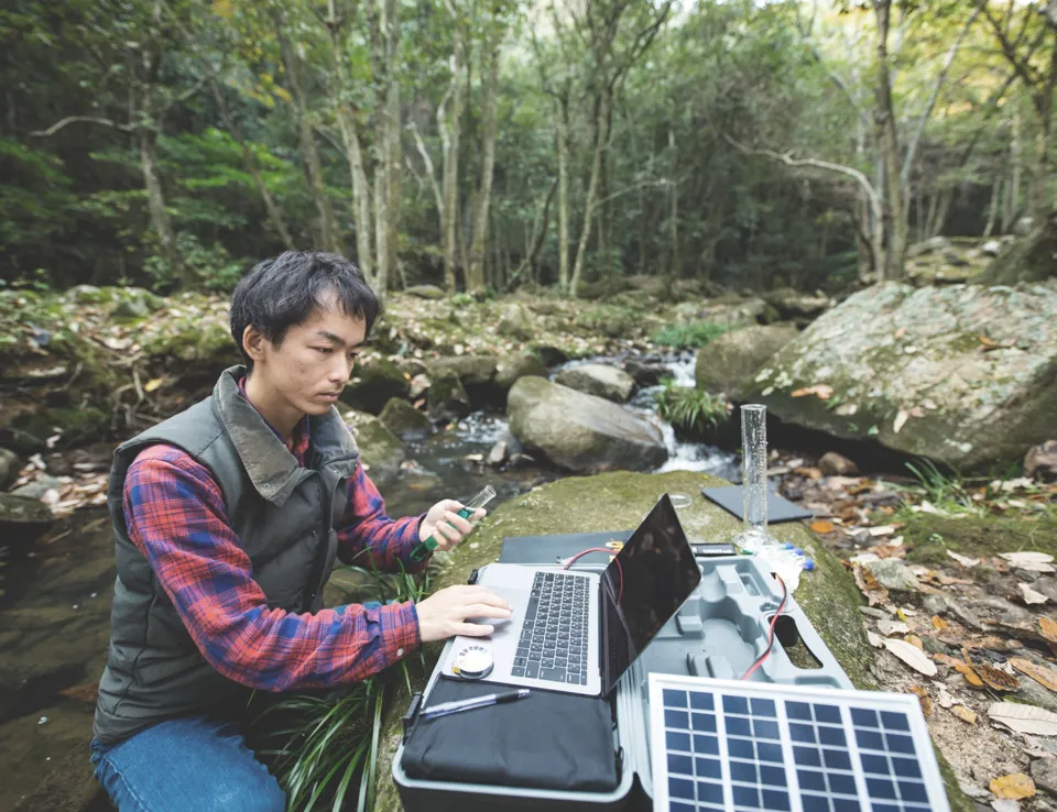 Ricardo Ee Action Working Near Water Sampling Solar Laptop 006